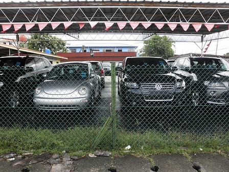 Neuwagen hinter einem Zaun